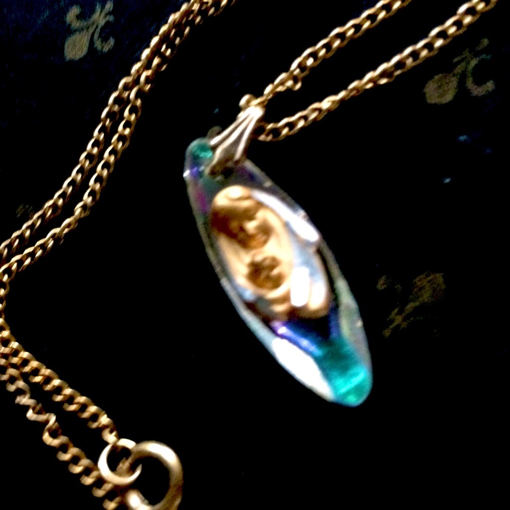 A beautiful mother marry and baby Jesus necklace